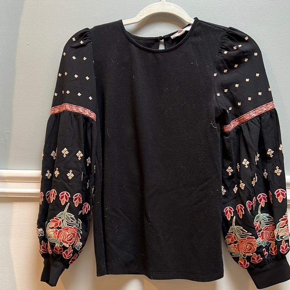 THML black XS top with puffy sleeve detail